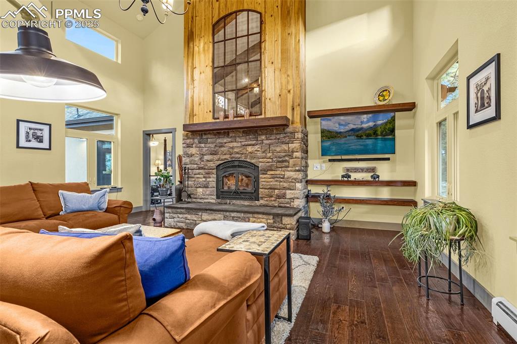 Image 9 of 50: Living Room