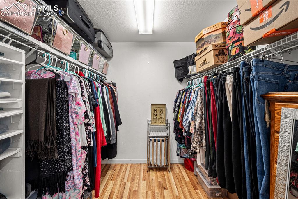 Image 19 of 39: Closet