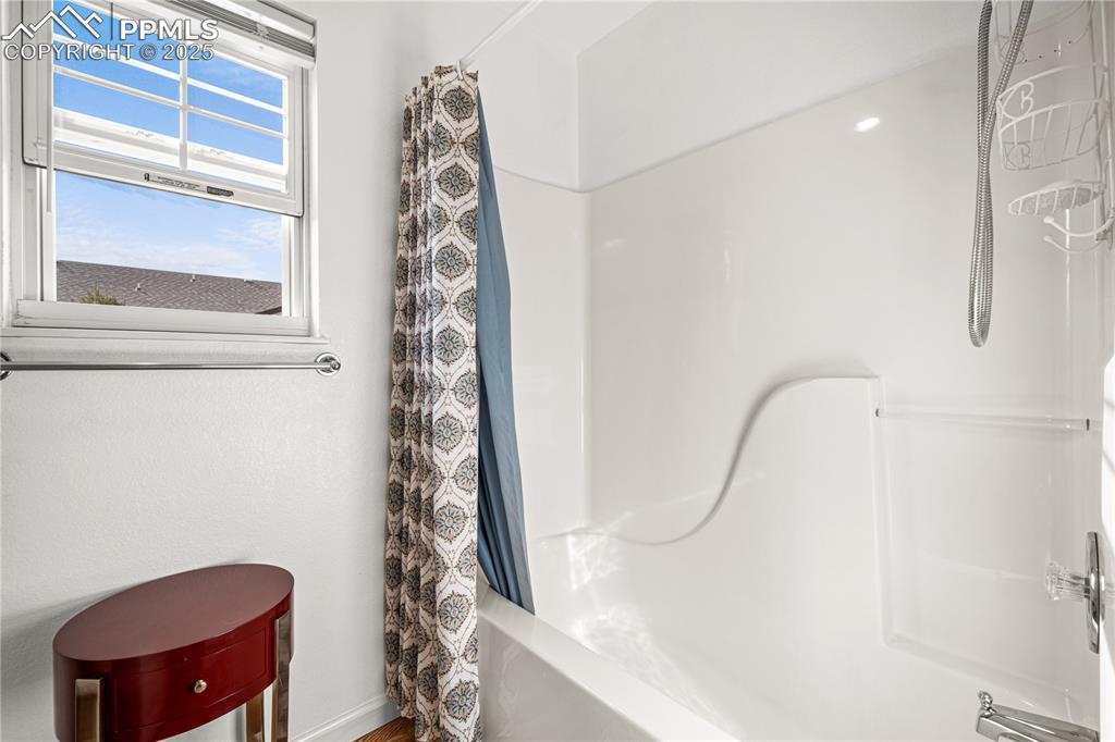 Image 25 of 39: Bathroom