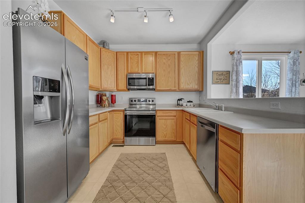 Image 15 of 43: Kitchen
