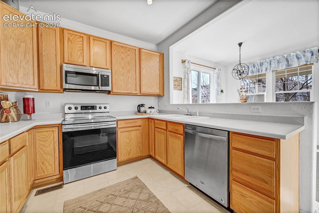 Image 16 of 43: Kitchen