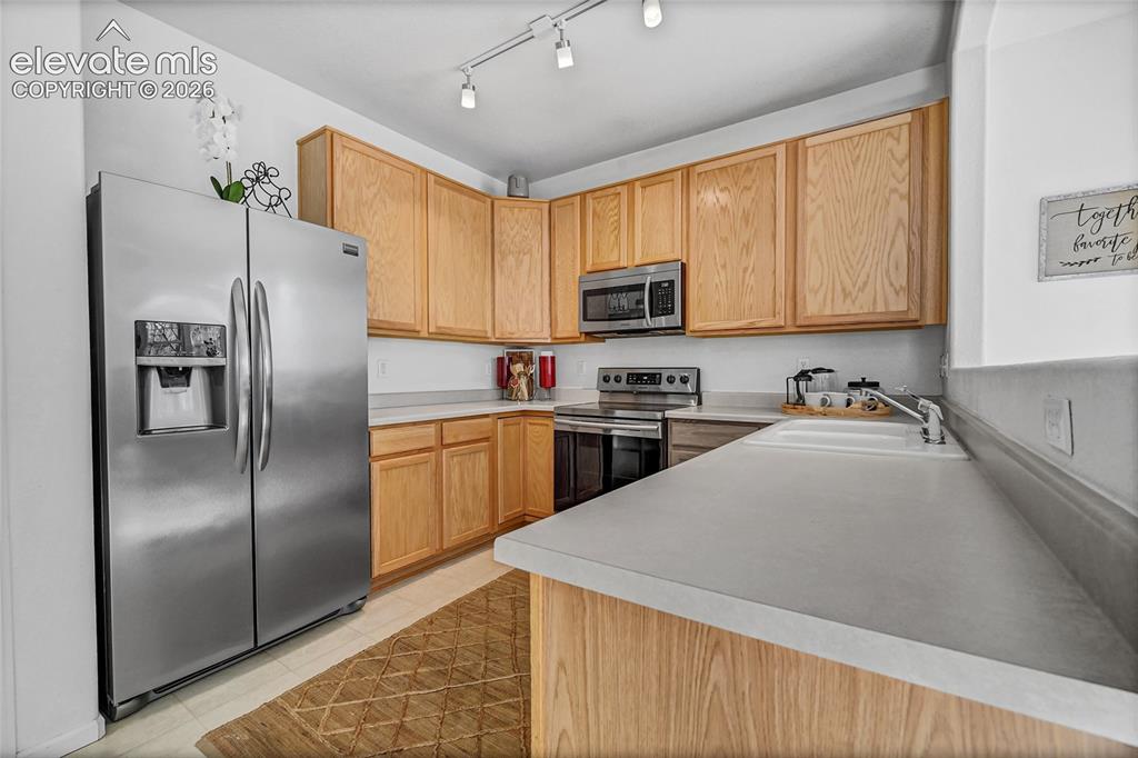 Image 17 of 43: Kitchen