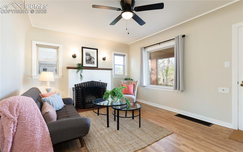 Image 19 of 29: Living Room