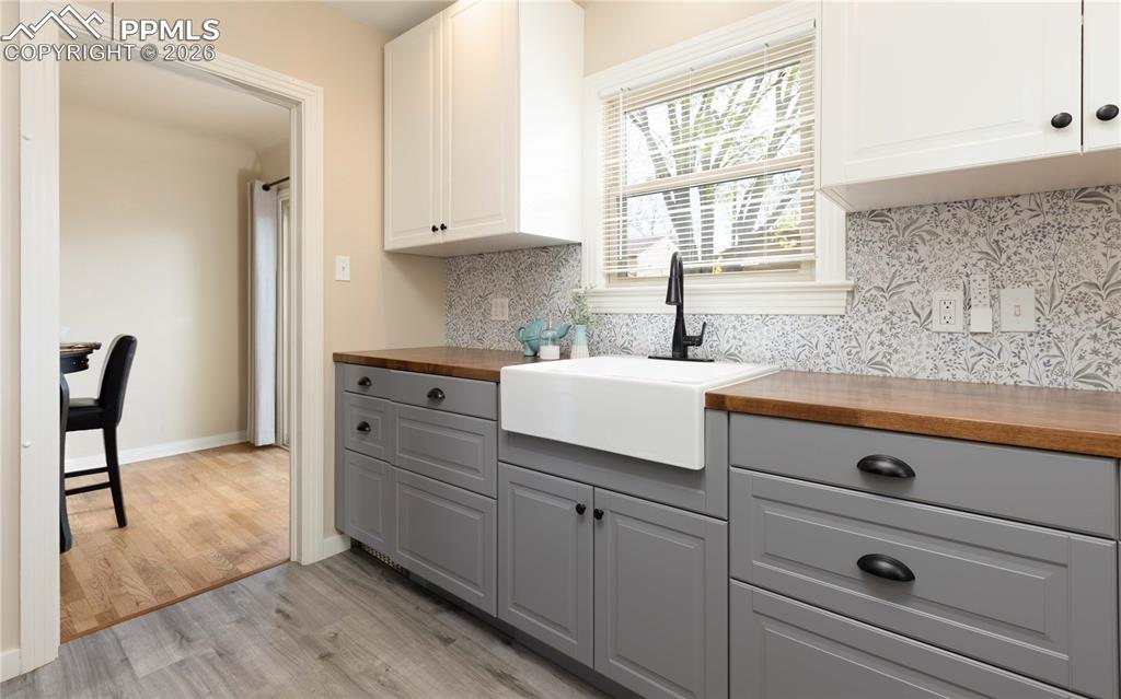 Image 4 of 29: Completely updated kitchen with hidden dishwasher