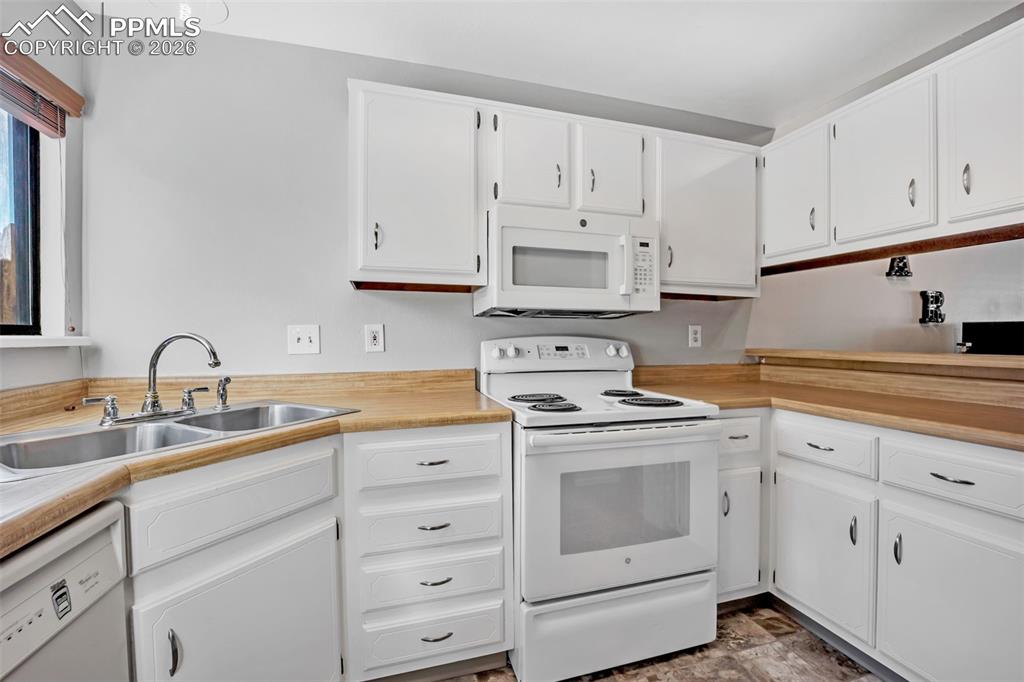 Image 10 of 27: Kitchen