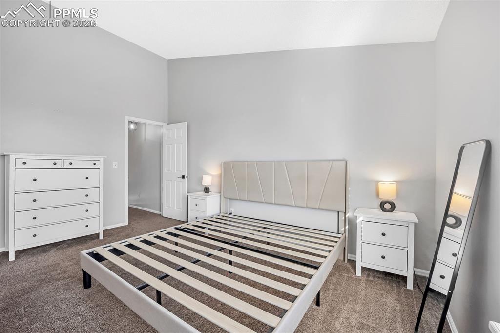 Image 18 of 27: Bedroom