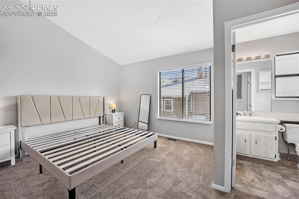 Image 19 of 27: Bedroom