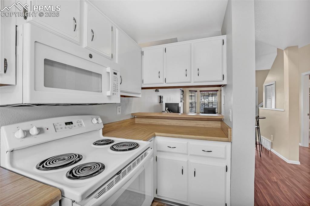 Image 8 of 27: Kitchen