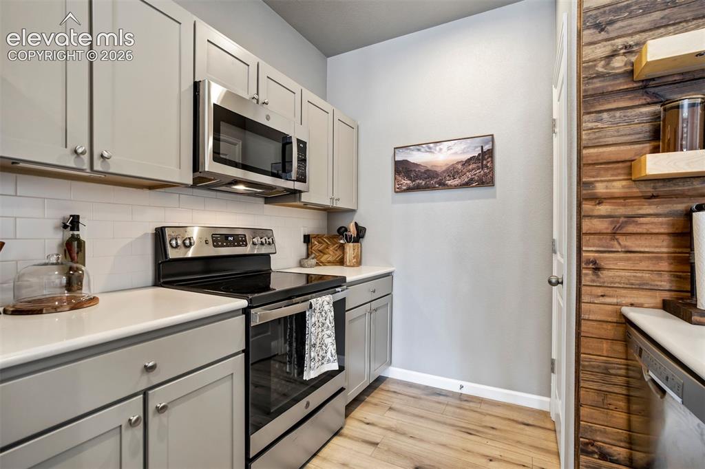 Image 12 of 28: Kitchen