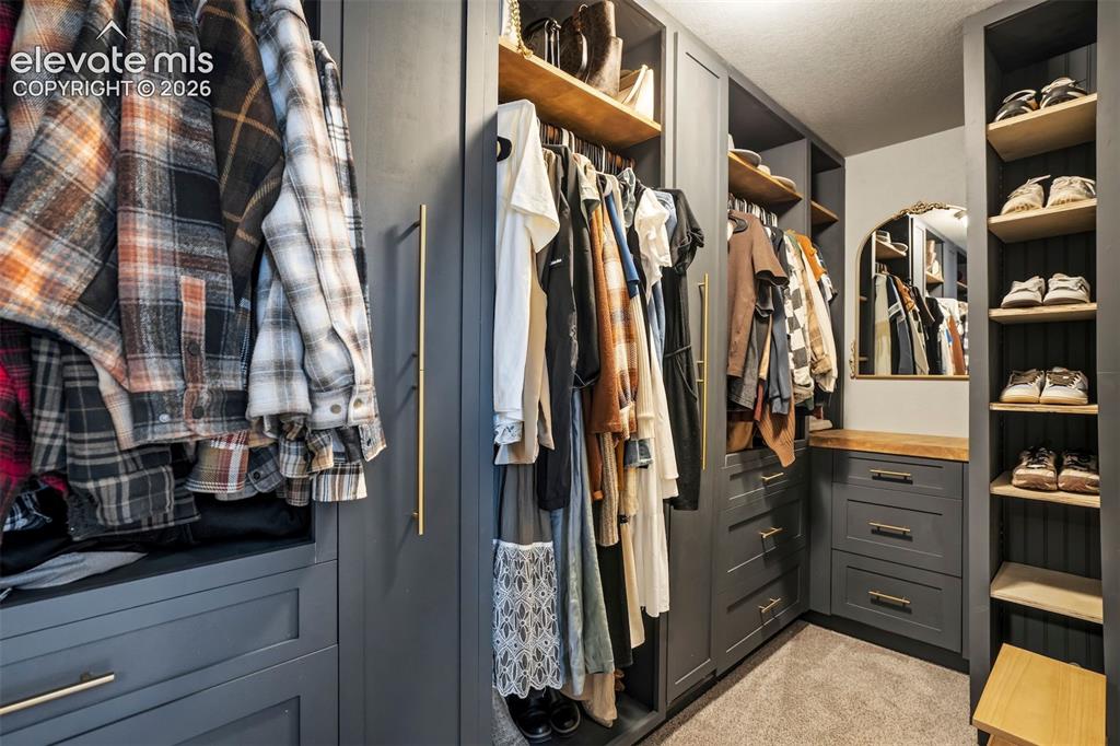 Image 17 of 28: Closet