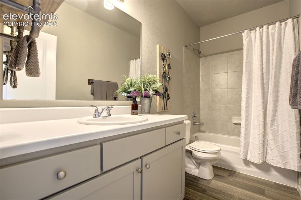Image 18 of 28: Bathroom