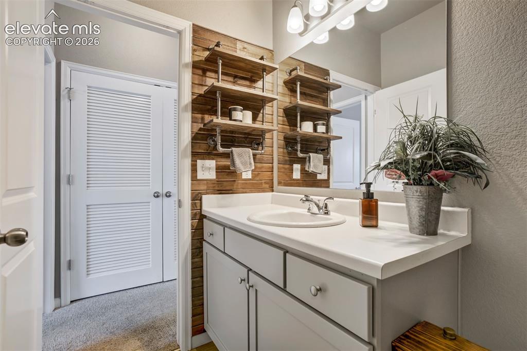 Image 19 of 28: Bathroom