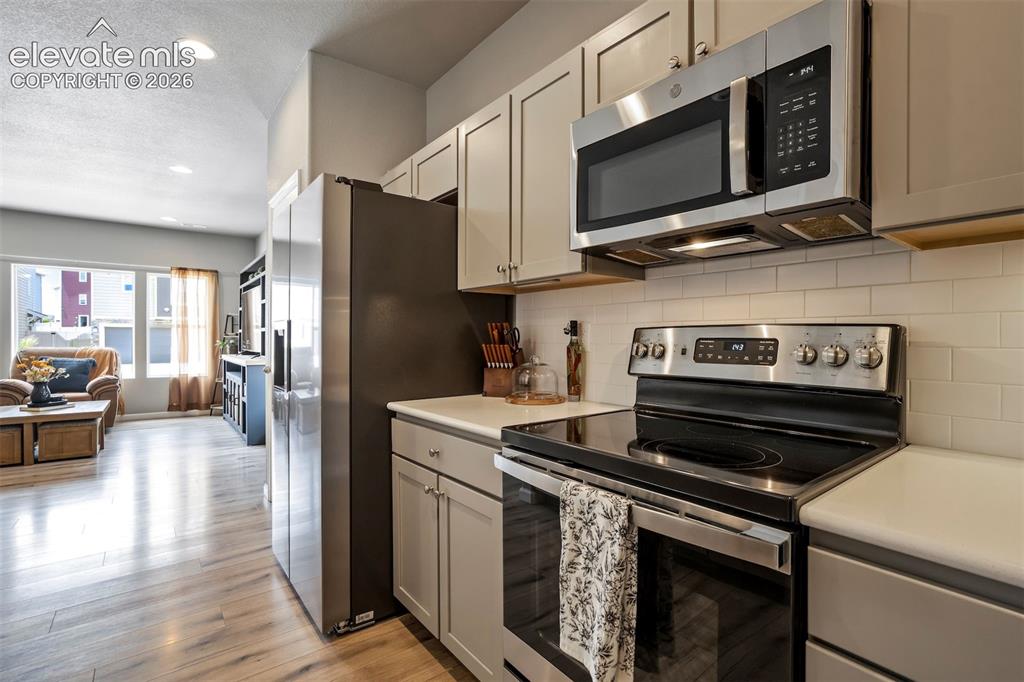 Image 9 of 28: Kitchen