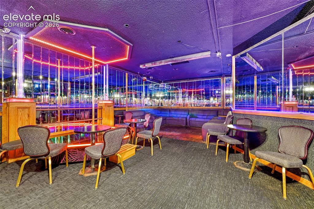 Image 10 of 24: Lobby