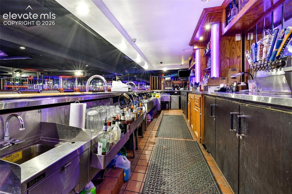 Image 15 of 24: Bar