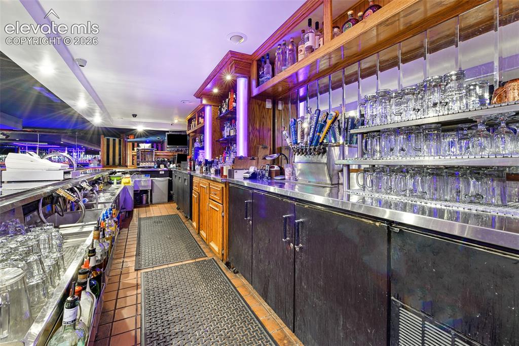 Image 16 of 24: Bar