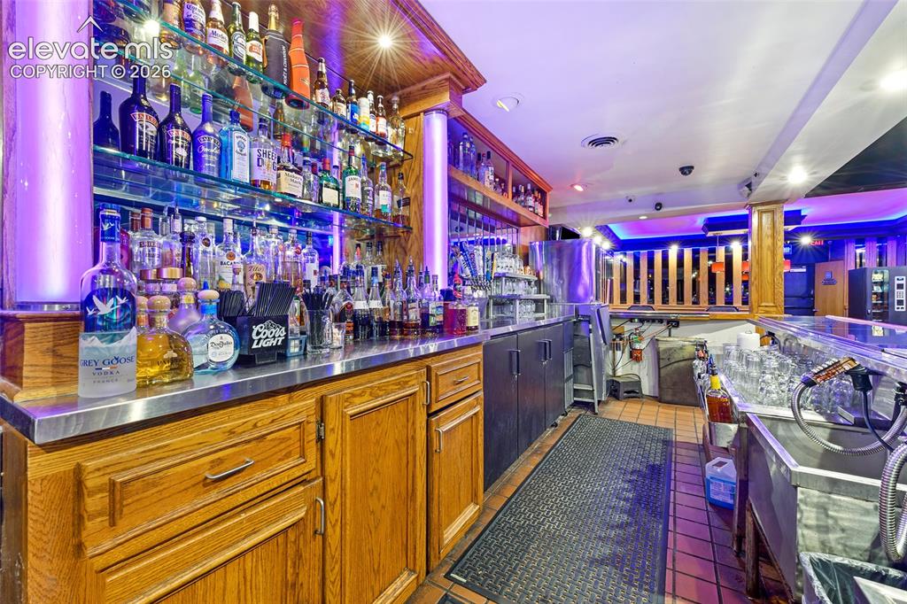 Image 17 of 24: Bar