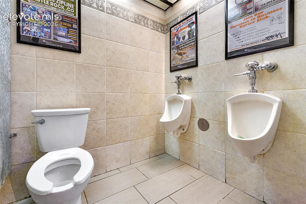 Image 23 of 24: Bathroom