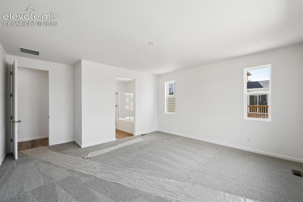Image 18 of 25: Bedroom