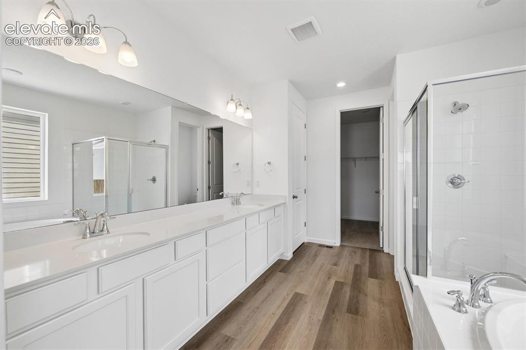 Image 19 of 25: Bathroom