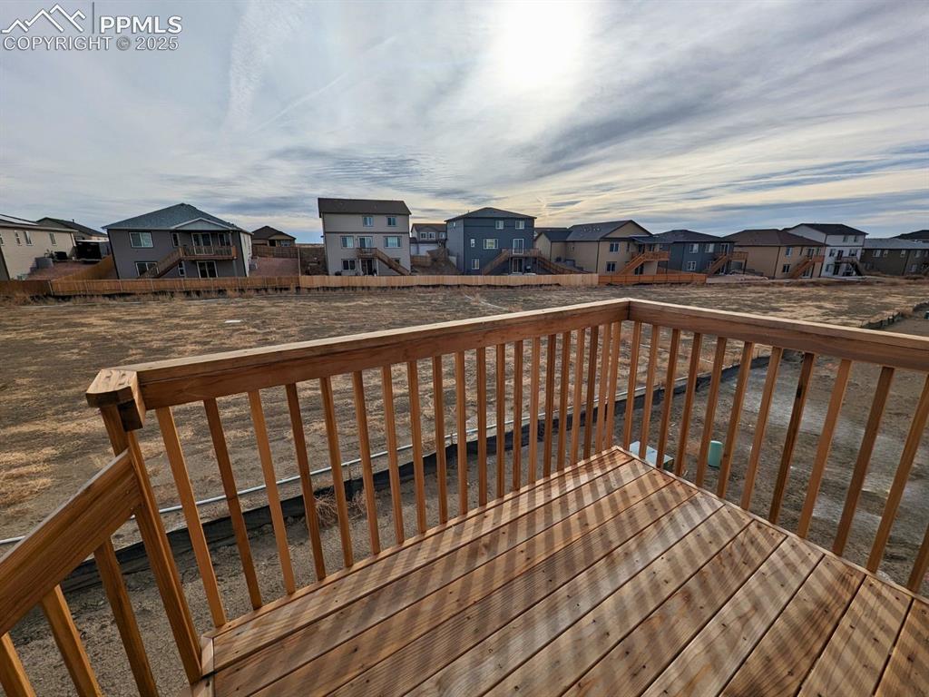 Image 22 of 25: Deck