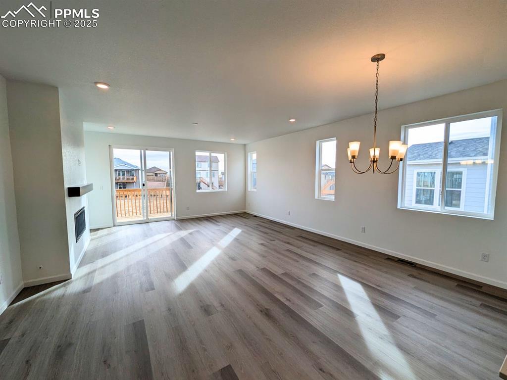 Image 3 of 11: Living Room