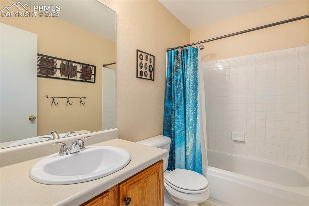 Image 18 of 31: Bathroom