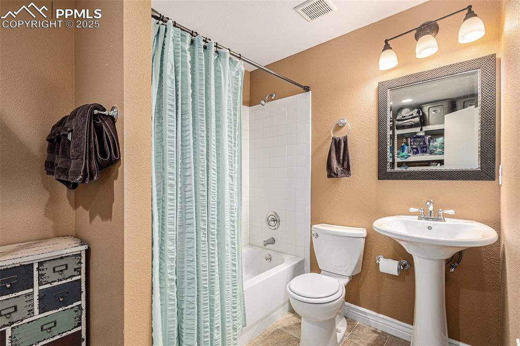 Image 22 of 31: Bathroom