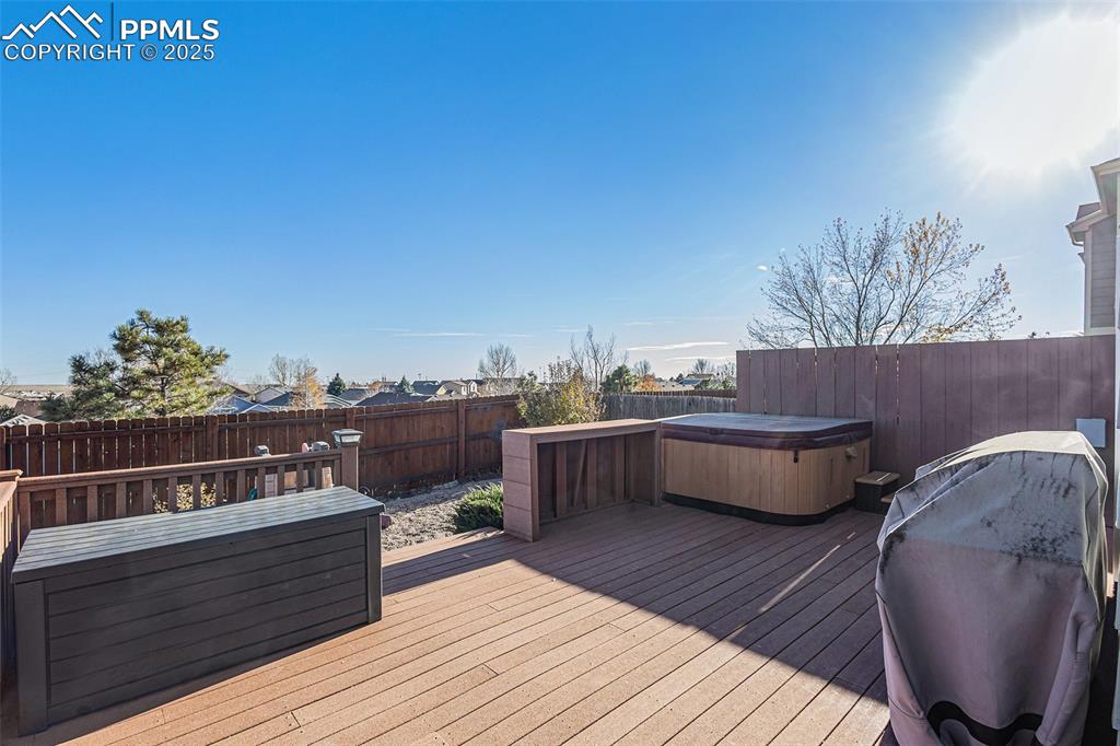 Image 23 of 31: Deck