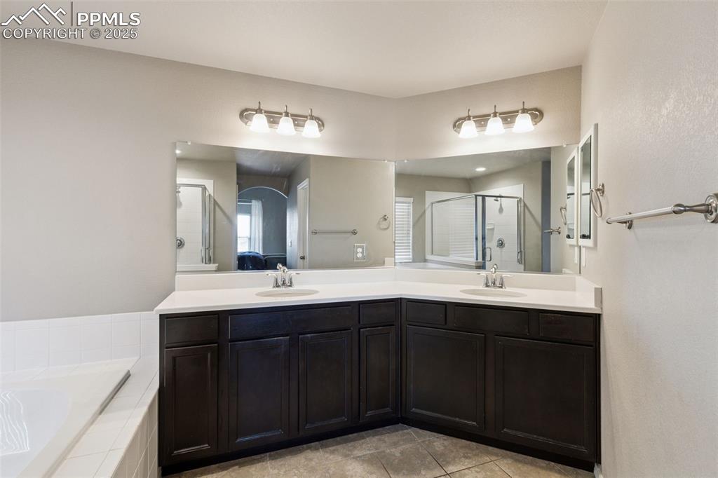 Image 22 of 37: Bathroom