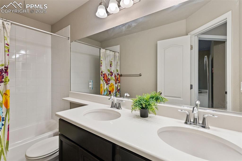 Image 24 of 37: Bathroom