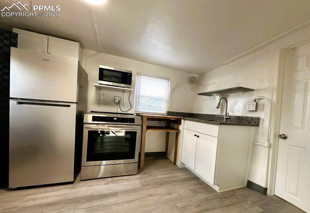 Image 10 of 18: Kitchen