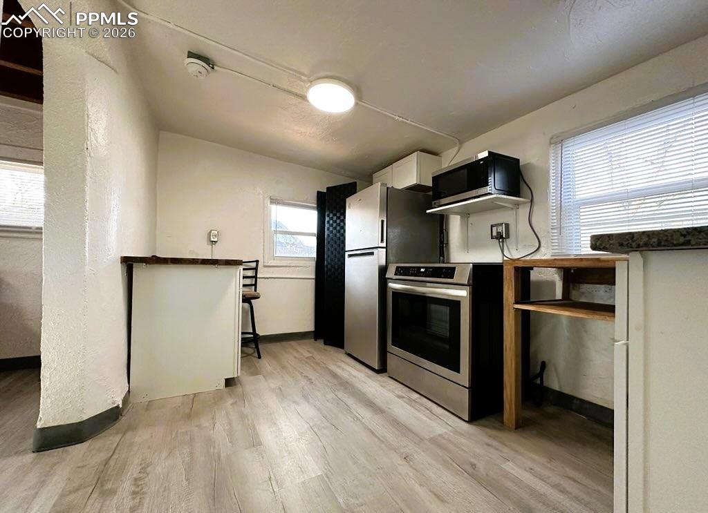 Image 11 of 18: Kitchen