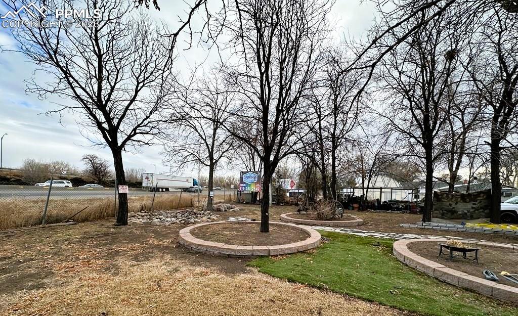 Image 16 of 18: Yard