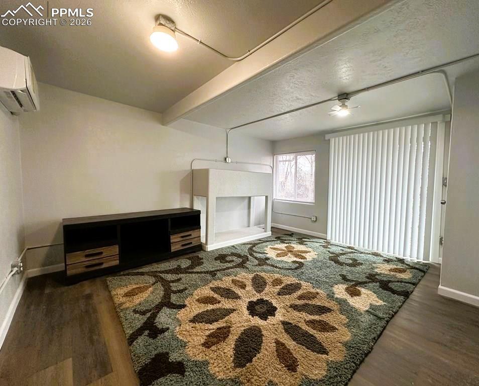 Image 5 of 18: Living Room