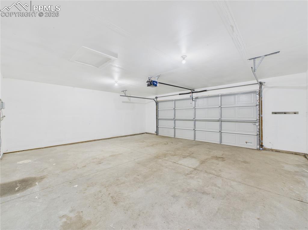 Image 21 of 35: Garage