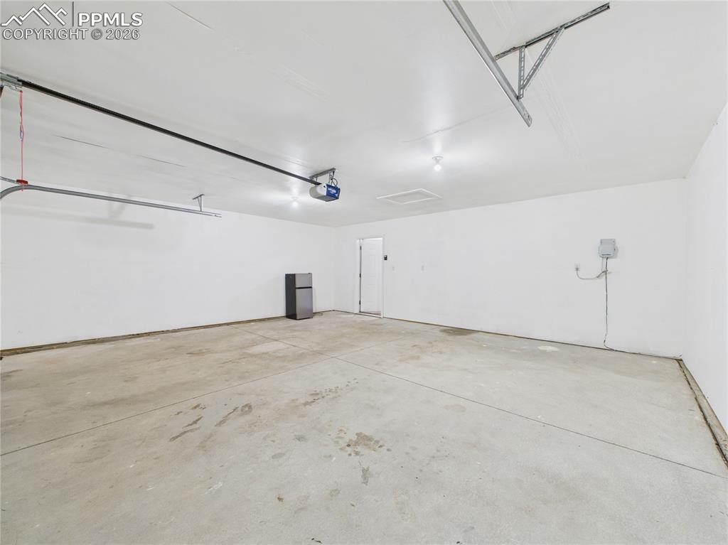 Image 22 of 35: Garage