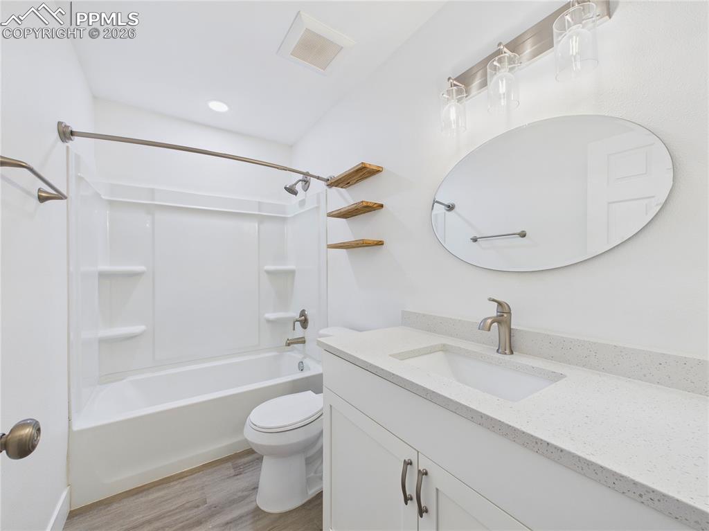 Image 25 of 35: Bathroom