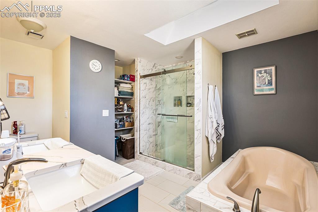 Image 11 of 28: Bathroom
