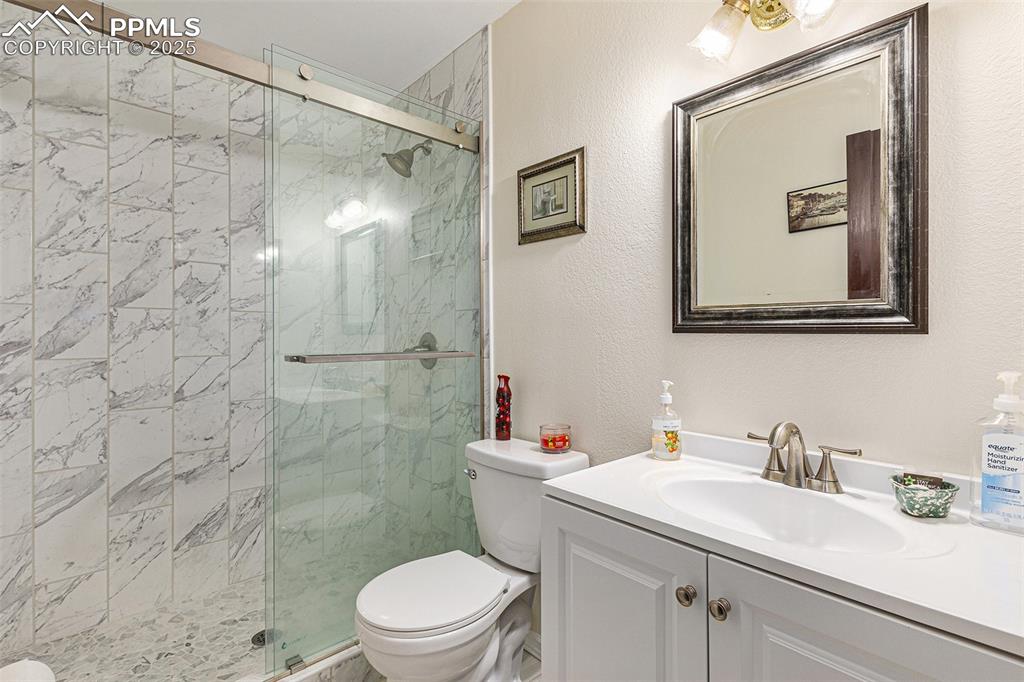 Image 15 of 28: Bathroom