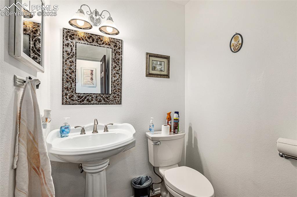 Image 16 of 28: Bathroom