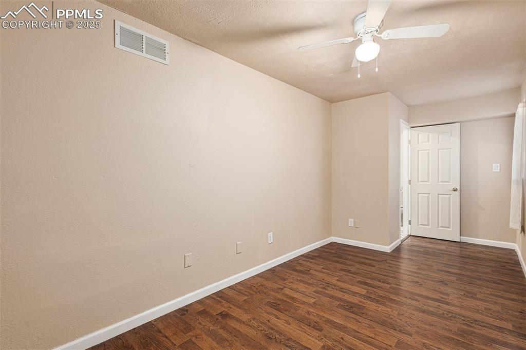 Image 18 of 28: Bedroom
