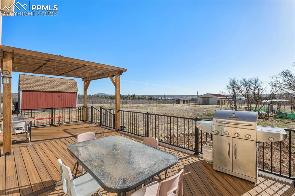 Image 21 of 28: Deck