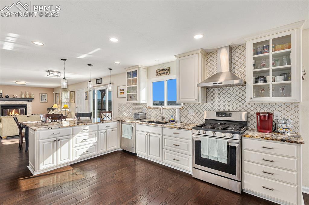 Image 4 of 28: Kitchen