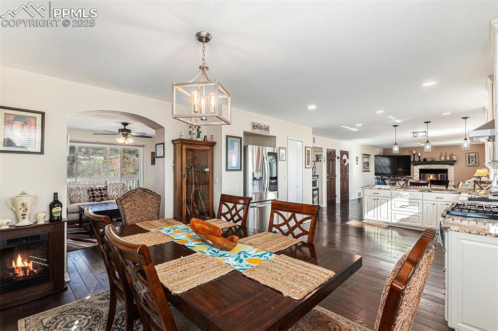 Image 8 of 28: Dining Area