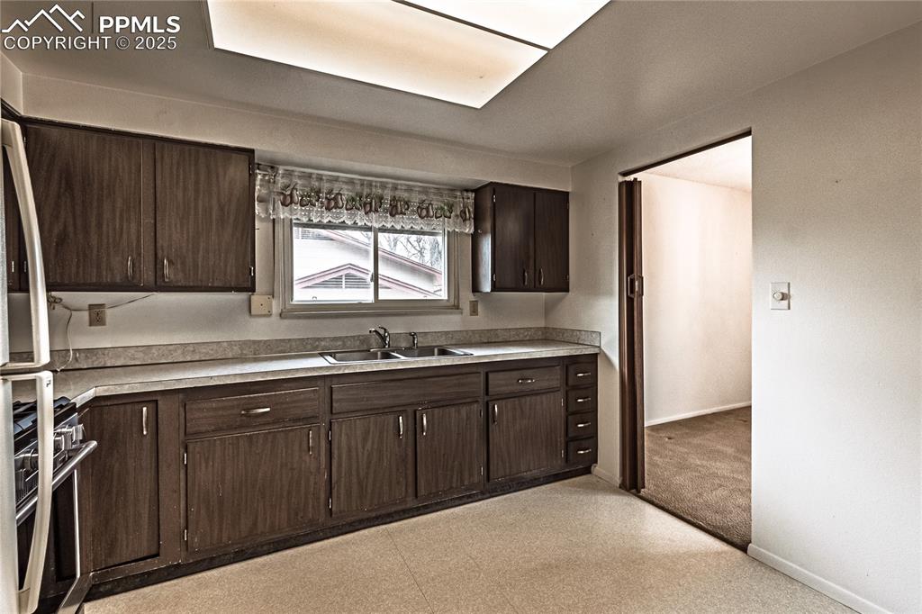 Image 10 of 44: Kitchen