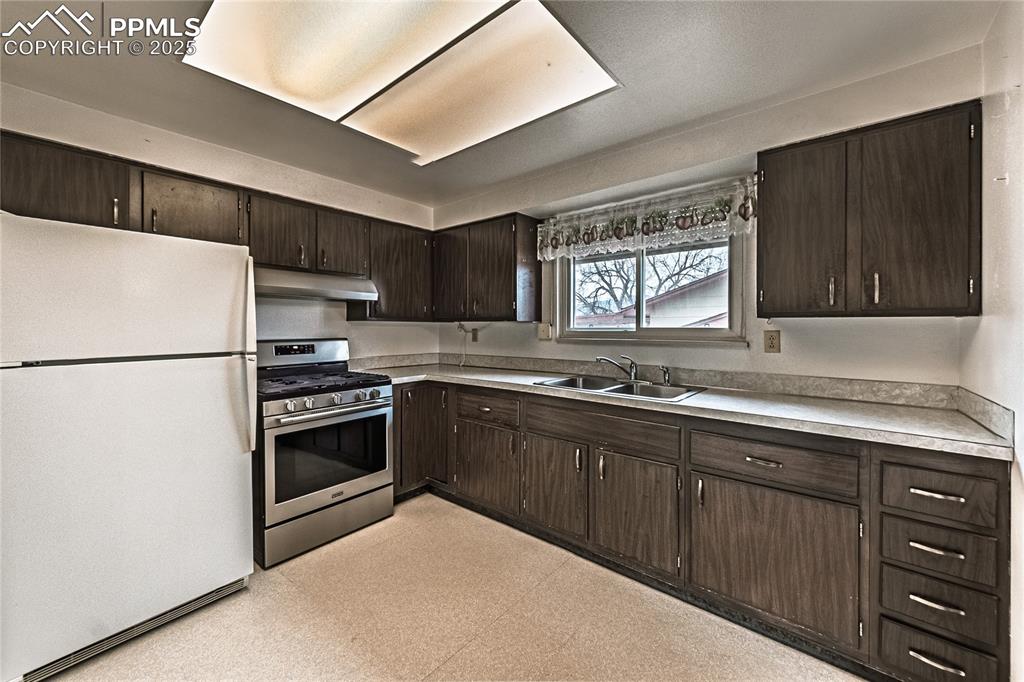 Image 11 of 44: Kitchen