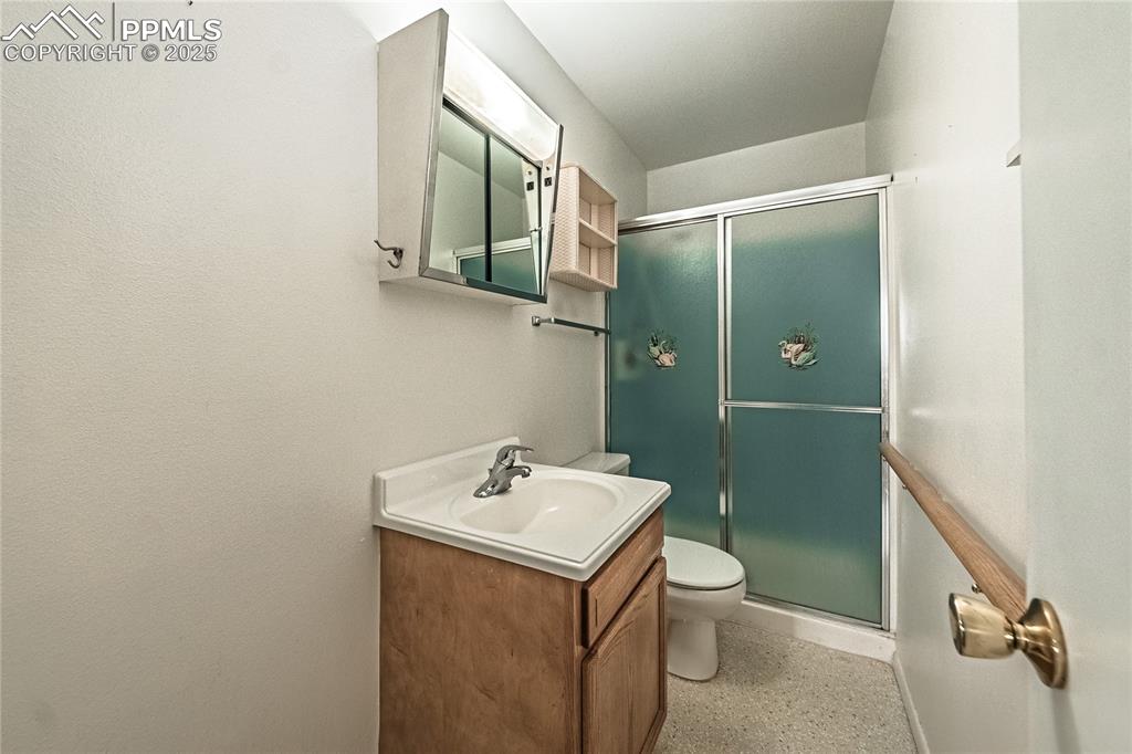 Image 22 of 44: Bathroom