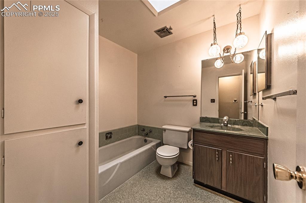 Image 23 of 44: Bathroom