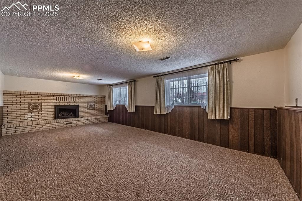 Image 26 of 44: Living Room